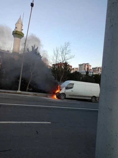 Arnavutk&ouml;y&rsquo;de  seyir halindeki ticari ara&ccedil; alev aldı, o anlar kamerada
