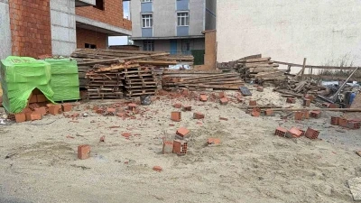 Arnavutköy’de şiddetli rüzgar inşaat halindeki binanın çatısını uçurdu
