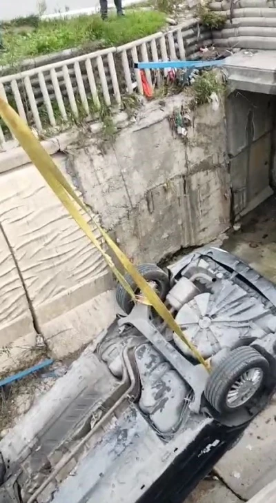 Arnavutköy’de sürücüsünün kontrolünü kaybettiği otomobil su kanalına uçtu
