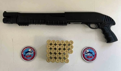 Arnavutk&ouml;y&rsquo;de ticari takside ruhsatsız silah yakalandı
