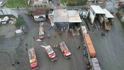 Arnavutköy’de tır tamirhanesinde korkutan yangın
