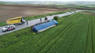 Arnavutk&ouml;y&rsquo;de Ukrayna&rsquo;ya giden ıslak mendil y&uuml;kl&uuml; tır tarlaya devrildi
