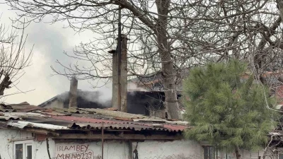 Arnavutk&ouml;y&rsquo;de yaşlı adamın yaşadığı gecekondu alev alev yandı
