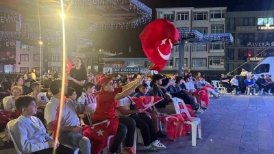Arnavutköy’de yüzlerce kişi dev ekranda Türkiye-Yunanistan maçını izledi

