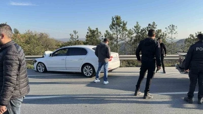 Arnavutköy’de zincirleme trafik kazası: Yan yatan kamyonette sıkışan sürücüyü vatandaşlar kurtardı
