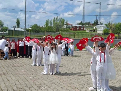 Arpa&ccedil;ay Atat&uuml;rk İlkokulu&rsquo;nda yıl sonu şenliği ve mezuniyet coşkusu
