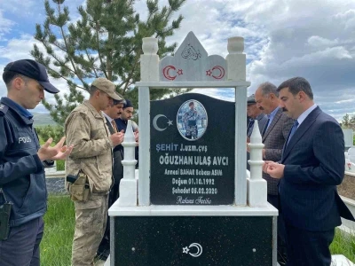 Arpa&ccedil;ay&rsquo;da bayramda duygulandıran şehitlik ziyareti
