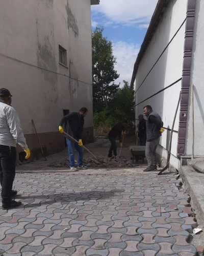 Arpaçay’da kaldırımlar kilitparke taş döşeniyor
