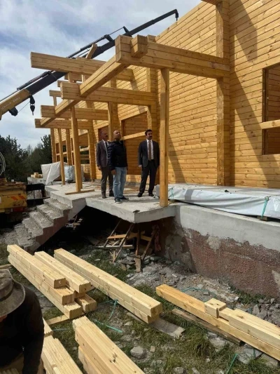 Arpaçay’da Kütük Evi’in yapımı sürüyor
