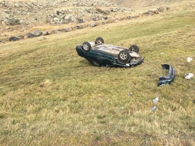 Arpaçay’da yoldan çıkan otomobil takla attı
