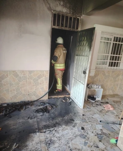Arsuz&rsquo;da evin depo b&ouml;l&uuml;m&uuml;nde &ccedil;ıkan yangın s&ouml;nd&uuml;r&uuml;ld&uuml;
