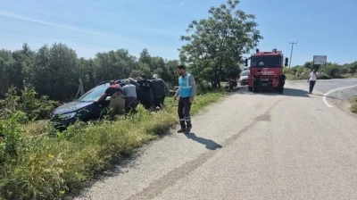 Arsuz&rsquo;da şarampole devrilen otomobilin s&uuml;r&uuml;c&uuml;s&uuml; yaralandı
