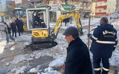 Artuklu&rsquo;da Kar Temizliği: Biriken Karlar İl&ccedil;e Dışına Taşındı