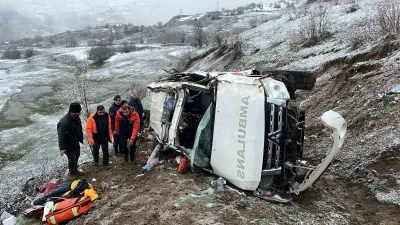 Artvin&rsquo;de ambulans u&ccedil;uruma yuvarlandı: 1 &ouml;l&uuml;, 4 yaralı
