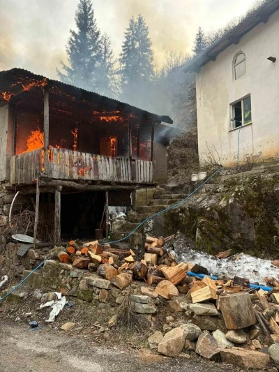 Artvin&rsquo;de cami lojmanında yangın

