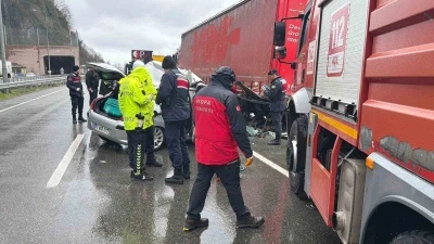 Artvin&rsquo;de otomobil park halindeki tıra &ccedil;arptı: 2 &ouml;l&uuml;, 1 yaralı
