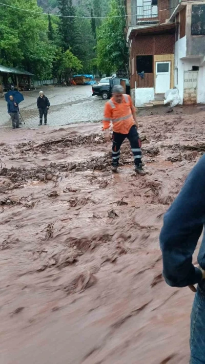 Artvin&rsquo;de sağanak sonrası dereler taştı

