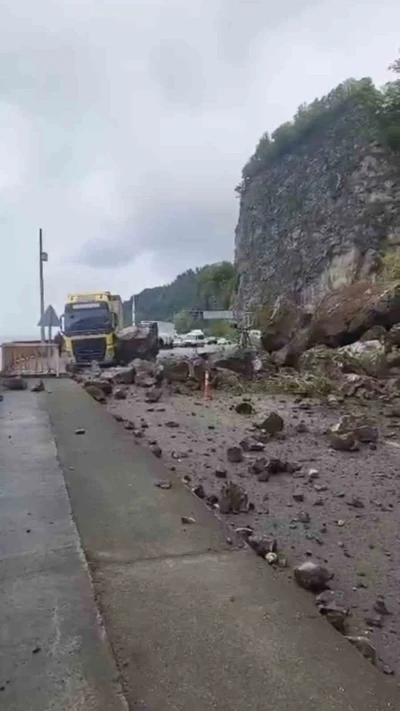Artvin&rsquo;de Sarp Sınır Kapısı yolunda heyelan
