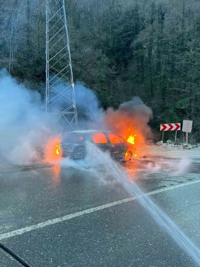 Artvin&rsquo;de seyir halindeki ara&ccedil; alev aldı
