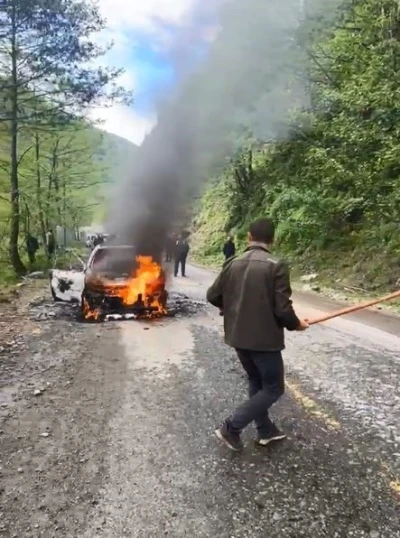 Artvin&rsquo;de seyir halindeki otomobil alev alev yandı
