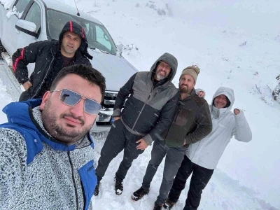 Artvin’de yayla yürüyüşü yapan grup kar sürpriziyle karşılaştı
