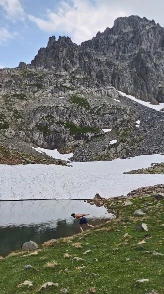 Artvin’de yaz ortasında karla kaplı göle girdiler
