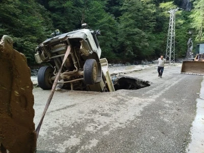 Artvin’de yol onarım sırasında kamyon göçüğe düştü: 1 yaralı
