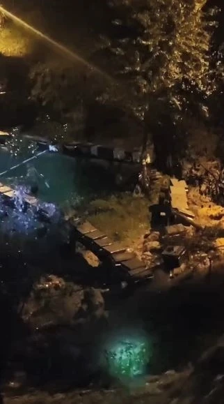 Artvin’in Borçka ilçesinde arı kovanları gece sel suları ve heyelana kapıldı
