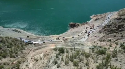 Artvin’in Yusufeli ilçesindeki heyelan sonrası ulaşım kontrollü olarak sağlanıyor
