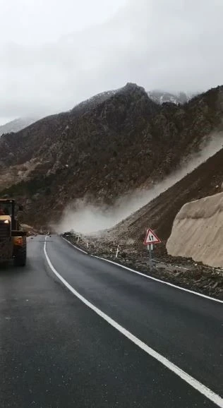 Artvin-Şavşat karayolunda heyelan
