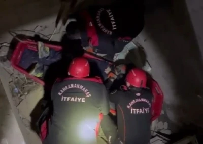Asans&ouml;r boşluğuna d&uuml;şen vatandaş kurtarıldı
