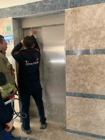 Asans&ouml;r boşluğuna d&uuml;şen yavru kediyi itfaiye kurtardı
