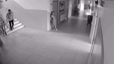Asans&ouml;r bozulunca engelli &ouml;ğrencisini sırtında taşıdı
