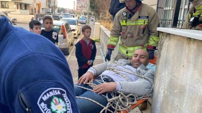 Asans&ouml;r kulesinden d&uuml;şen g&uuml;vercin meraklısı yaralandı
