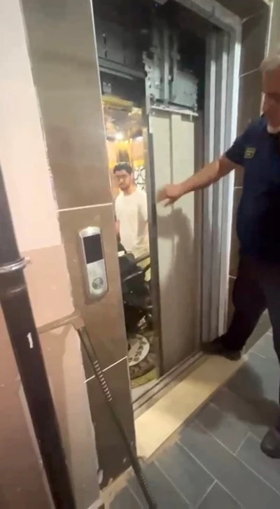 Asans&ouml;rde mahsur kalan &ouml;ğrenciyi itfaiye sınava yetiştirdi
