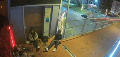 Asans&ouml;r&uuml;n &ouml;n&uuml;n&uuml; kapatıp &ccedil;ekirdek kabuklarını yere attılar
