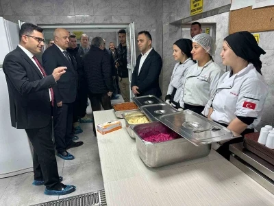 Aş&ccedil;ı adayı lise &ouml;ğrencileri g&uuml;nde 10 bin kişi i&ccedil;in yemek hazırlıyor

