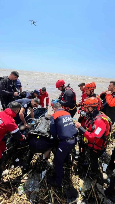 Asi Nehri&rsquo;yle Akdeniz&rsquo;in buluştuğu noktada ceset bulundu
