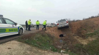 Aşırı hız ve gizli buzlanma nedeniyle otomobil tarlaya u&ccedil;tu
