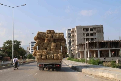 Aşırı saman y&uuml;kl&uuml; pikabın trafikteki tehlikeli yolcuğu
