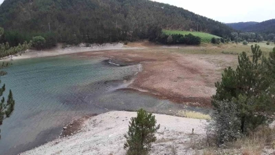 Aşırı sıcaklar Sünnet Gölü’nü vurdu: Sular çekildi, göl kuruma noktasına geldi
