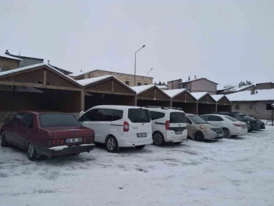 Aşırı soğuklar Tercan&rsquo;da pazar yerini boş bıraktı
