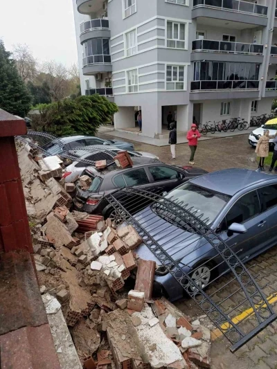 Aşırı yağış istinat duvarını yıktı: 5 ara&ccedil; zarar g&ouml;rd&uuml;
