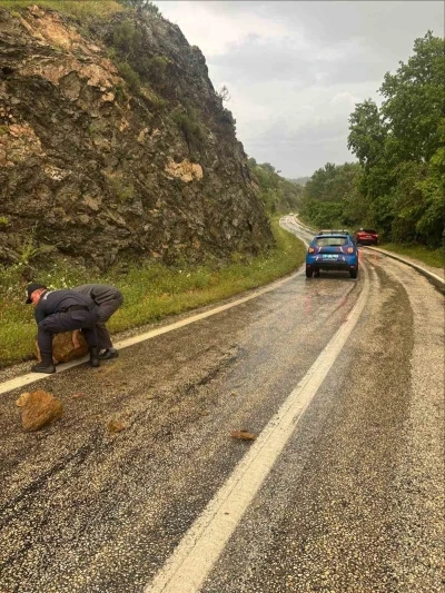 Aşırı yağış sonrası kayalar yola d&uuml;şt&uuml;
