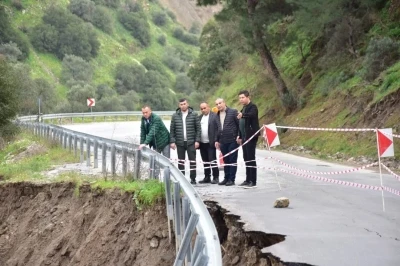 Aşırı yağış sonrası yol &ccedil;&ouml;kt&uuml;, ekiplerin &ccedil;alışmaları s&uuml;r&uuml;yor
