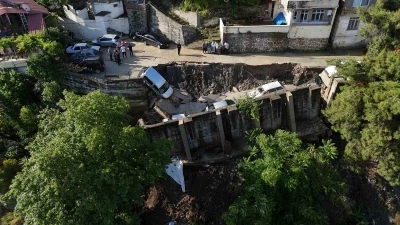 Aşırı yağışla birlikte &ccedil;&ouml;ken yol 5 aracı yuttu
