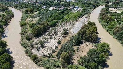 Aşırı yağışlarla debisi artan Asi Nehri&rsquo;nden gelen taş yığınları, onlarca tarım arazisine zarar verdi
