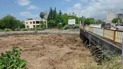 Aşırı yağışlarla debisi artan dere &uuml;zerindeki k&ouml;pr&uuml; ulaşıma kapatıldı
