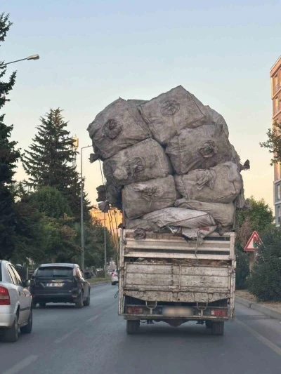 Aşırı yükle trafikte ilerleyip tepkilere neden oldu
