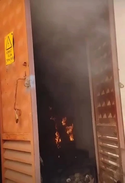 Aşırı yüklenme yapılan trafo, sıcak havanın etkisiyle alevlere teslim oldu
